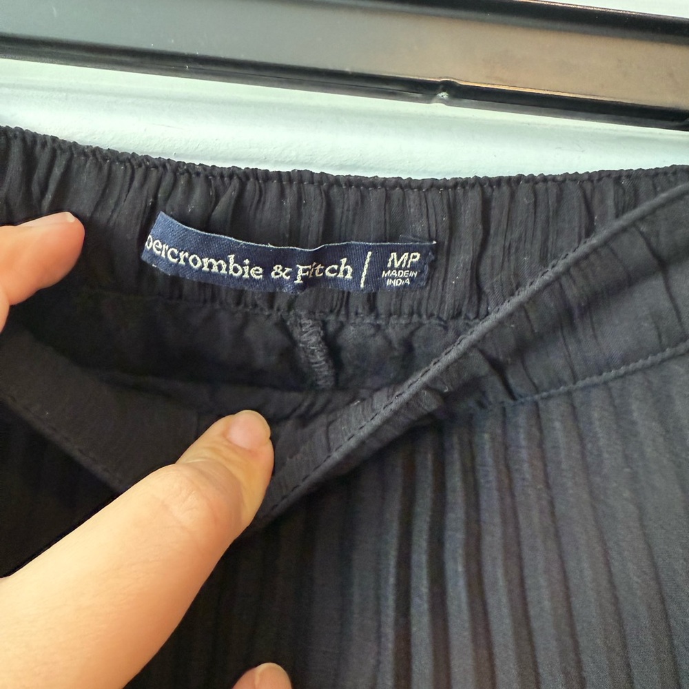 Pleated Abercrombie and Fitch skirt - Picture 3 of 5